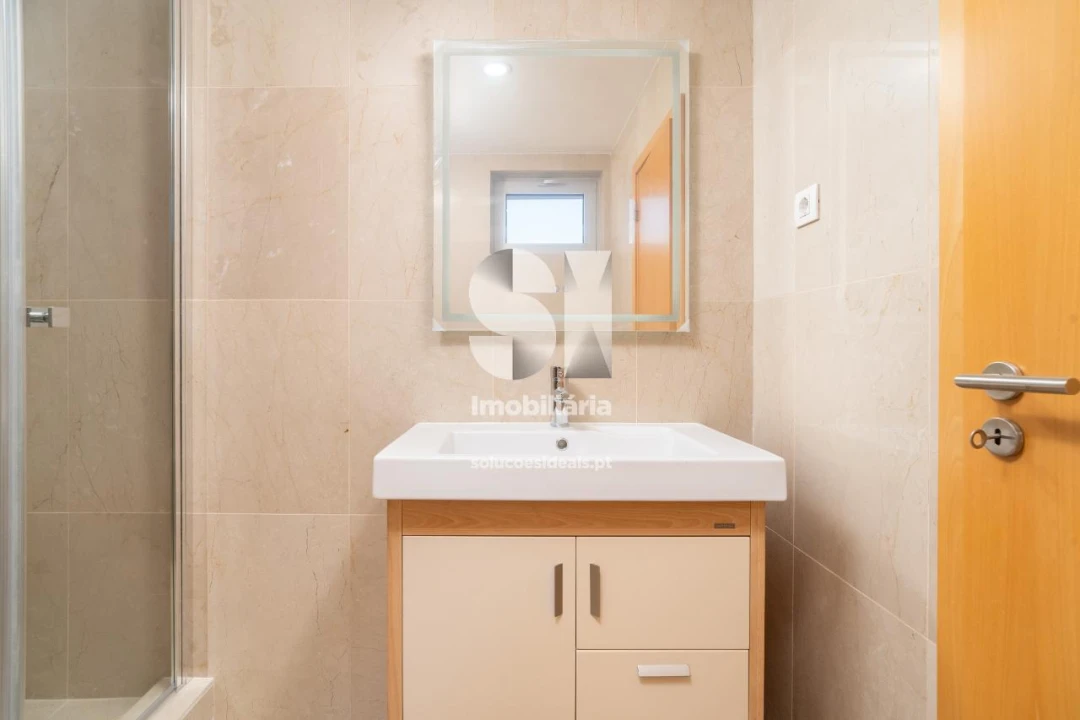 Moradia T4 para Venda em Santo Antonio dos Olivais Foto 8