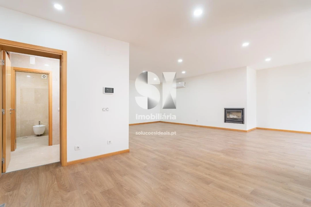 Moradia T4 para Venda em Santo Antonio dos Olivais Foto 2
