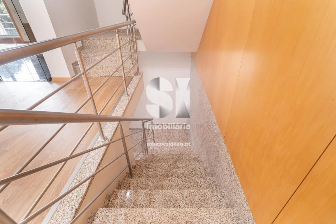Moradia T4 para Venda em Santo Antonio dos Olivais Foto 9