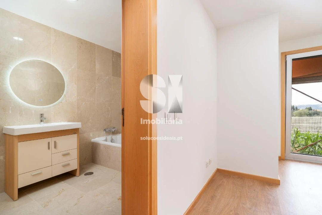 Moradia T4 para Venda em Santo Antonio dos Olivais Foto 13