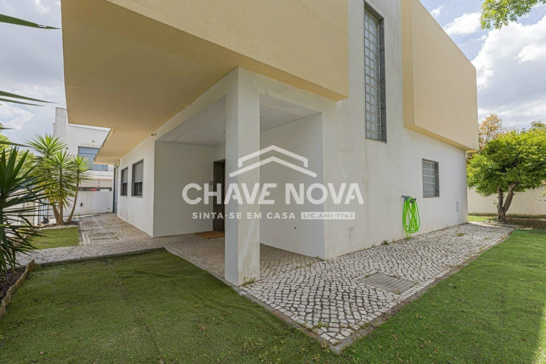 Moradia T4 para Venda em Santo Antonio da Charneca Foto 2