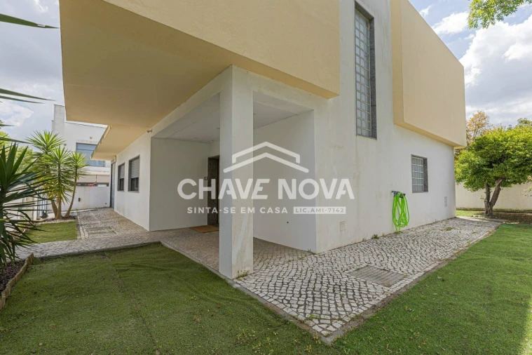 Moradia T4 para Venda em Santo Antonio da Charneca Foto 2