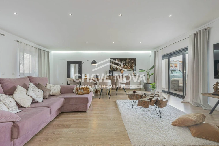 Moradia T4 para Venda em Santo Antonio da Charneca Foto 3