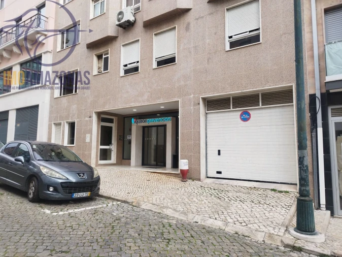 Garagem para Arrendamento em Arroios Foto 2