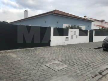 Moradia T4 para Venda em Branca