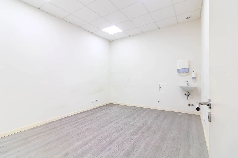 Loja para Arrendamento em Paranhos Foto 9