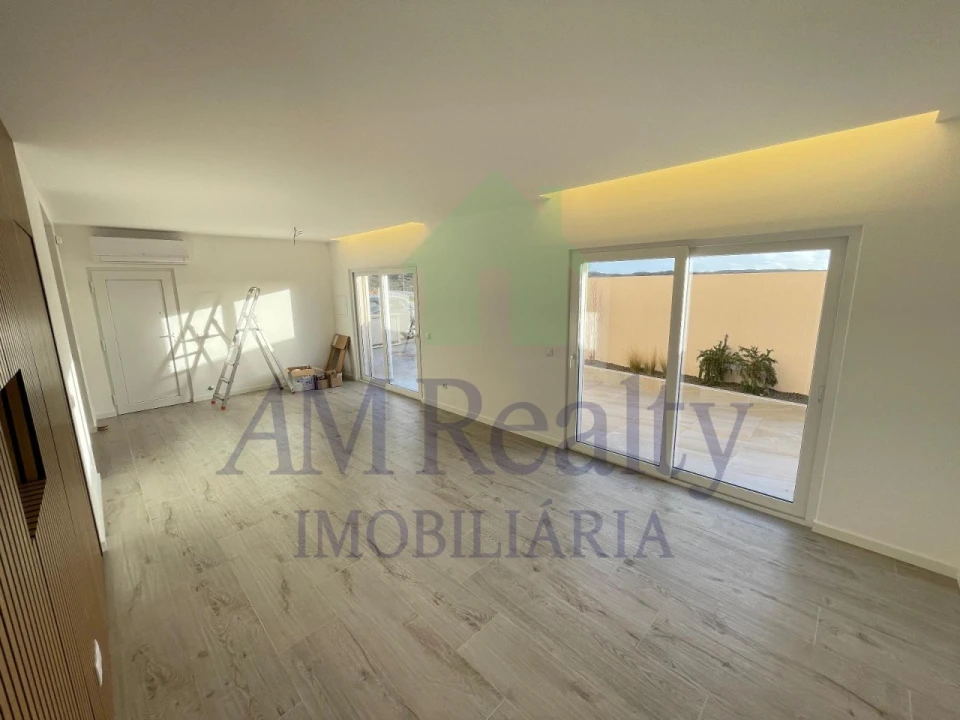 Moradia T2 para Venda em Atouguia da Baleia Foto 3