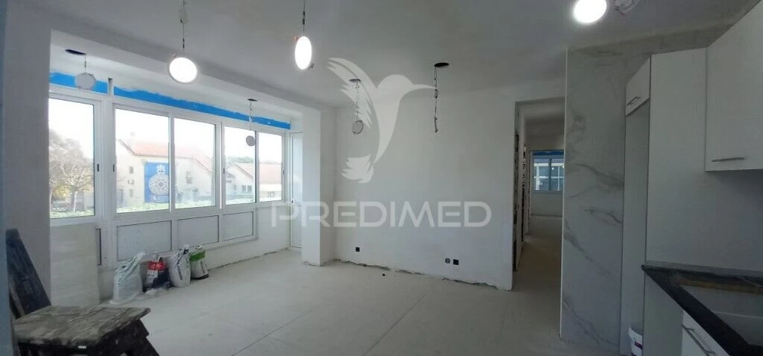 Apartamento T4 para Venda em Laranjeiro e Feijó Foto 1