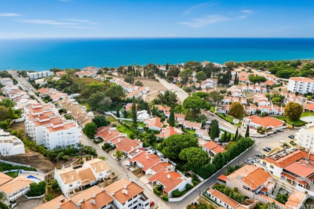 Moradia T2 para Venda em Albufeira e Olhos de Água Foto 1