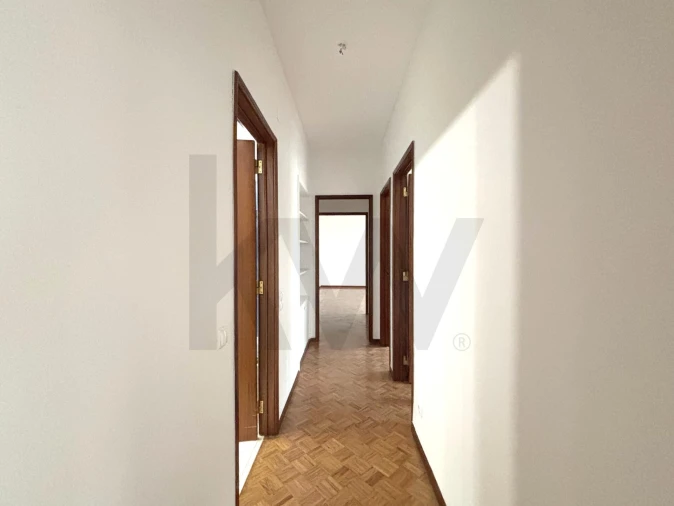 Apartamento T4 para Arrendamento em Avenidas Novas Foto 9