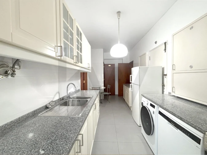 Apartamento T4 para Arrendamento em Avenidas Novas Foto 22