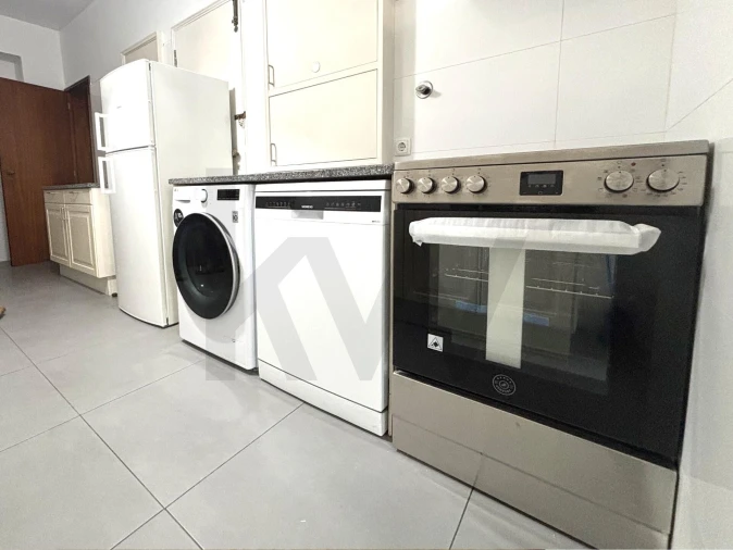 Apartamento T4 para Arrendamento em Avenidas Novas Foto 21