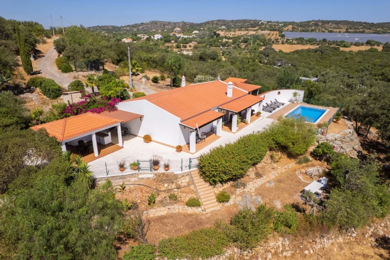 Moradia T3 para Venda em Santa Barbara de Nexe Foto 1