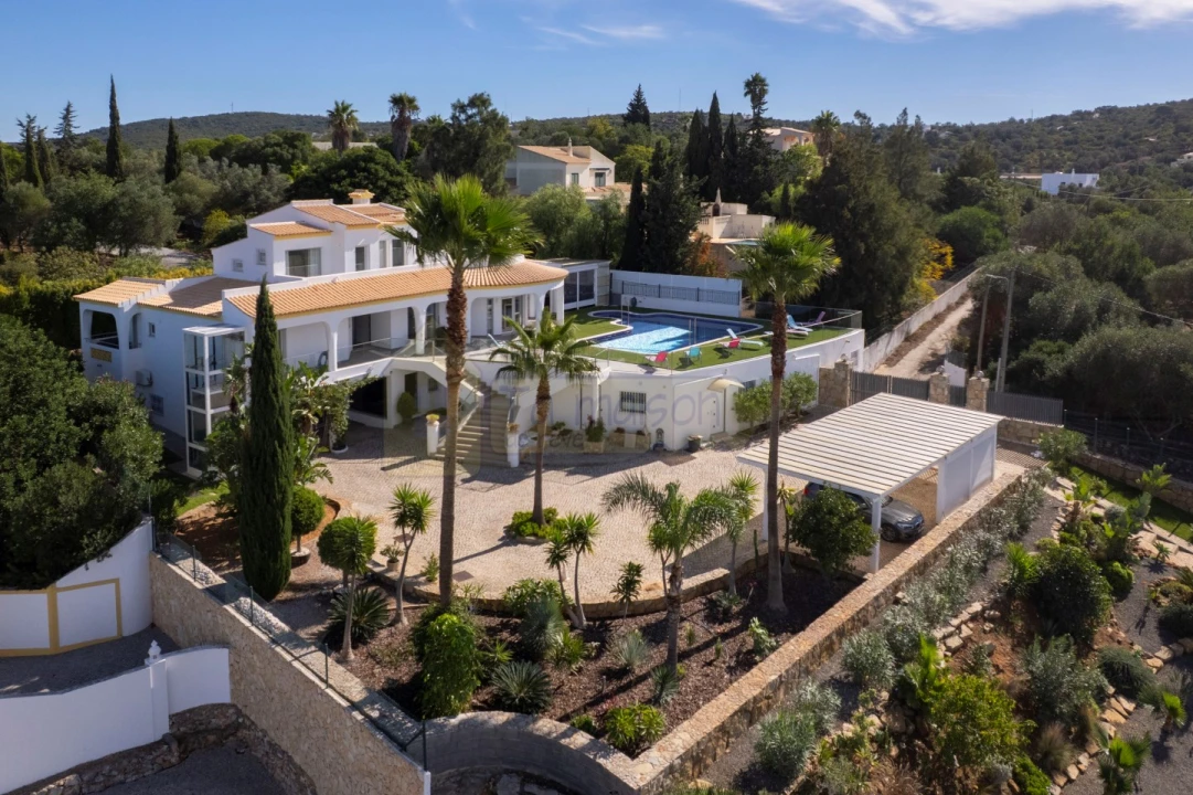 Moradia T4 para Venda em Santa Barbara de Nexe Foto 4