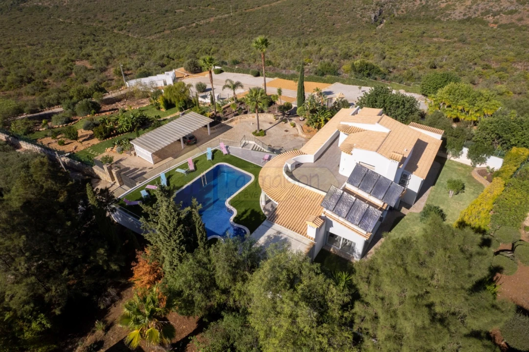 Moradia T4 para Venda em Santa Barbara de Nexe Foto 11