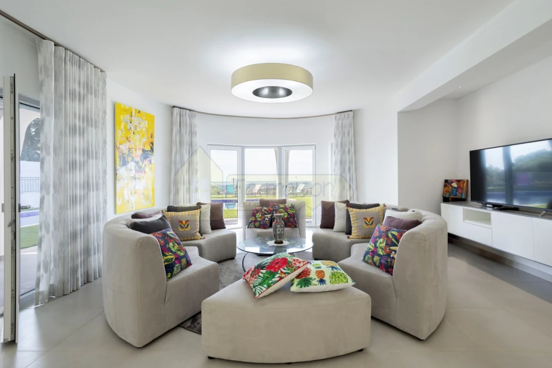 Moradia T4 para Venda em Santa Barbara de Nexe Foto 17