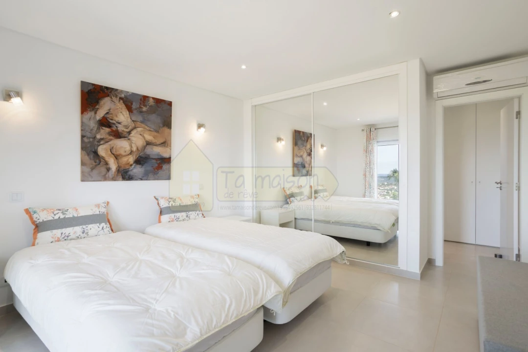 Moradia T4 para Venda em Santa Barbara de Nexe Foto 24