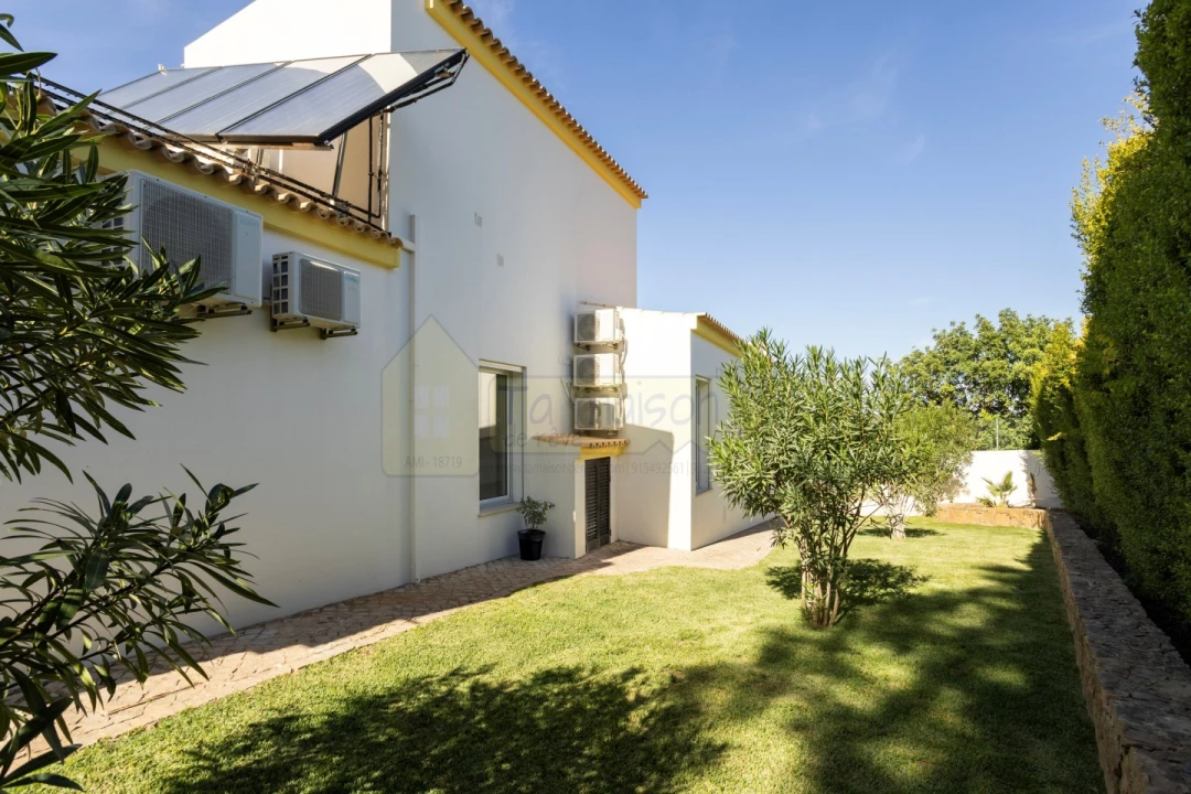 Moradia T4 para Venda em Santa Barbara de Nexe Foto 50