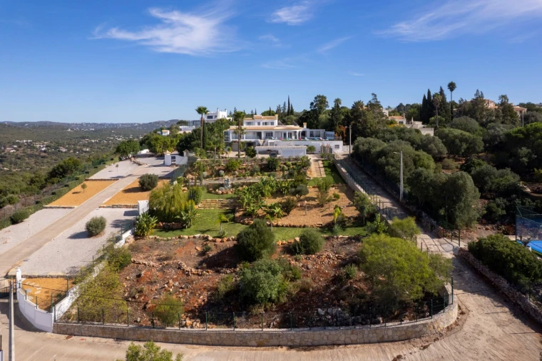 Moradia T4 para Venda em Santa Barbara de Nexe Foto 6