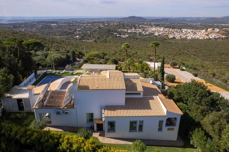 Moradia T4 para Venda em Santa Barbara de Nexe Foto 10