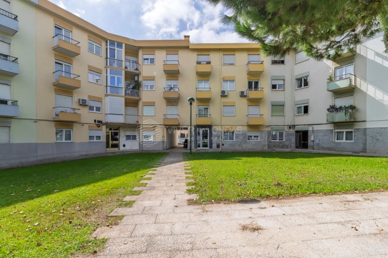 Apartamento T3 para Arrendamento em Carnaxide e Queijas Foto 27