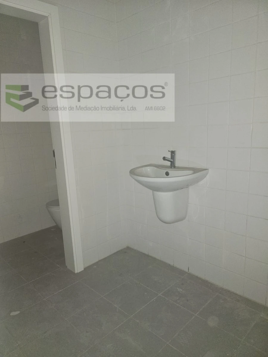 Loja para Arrendamento em Sacavém e Prior Velho Foto 7