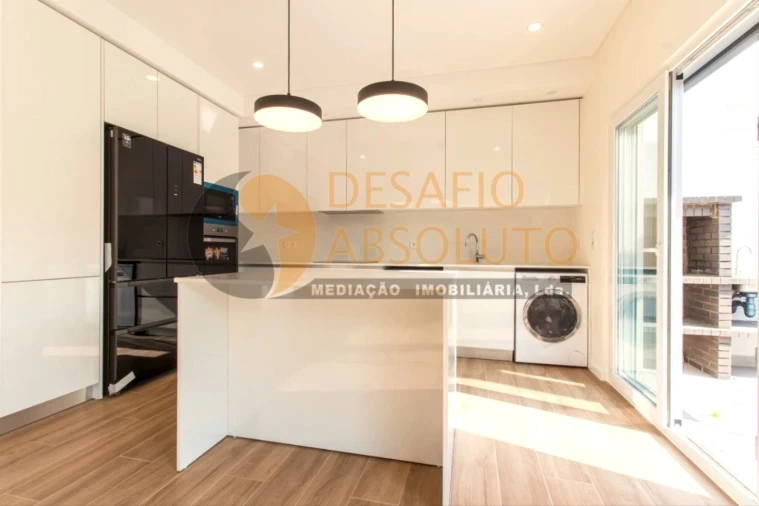 Moradia T4 para Venda em Fernao Ferro Foto 5