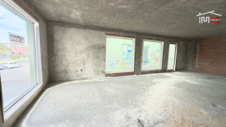 Loja para Venda em Camarate, Unhos e Apelação Foto 18