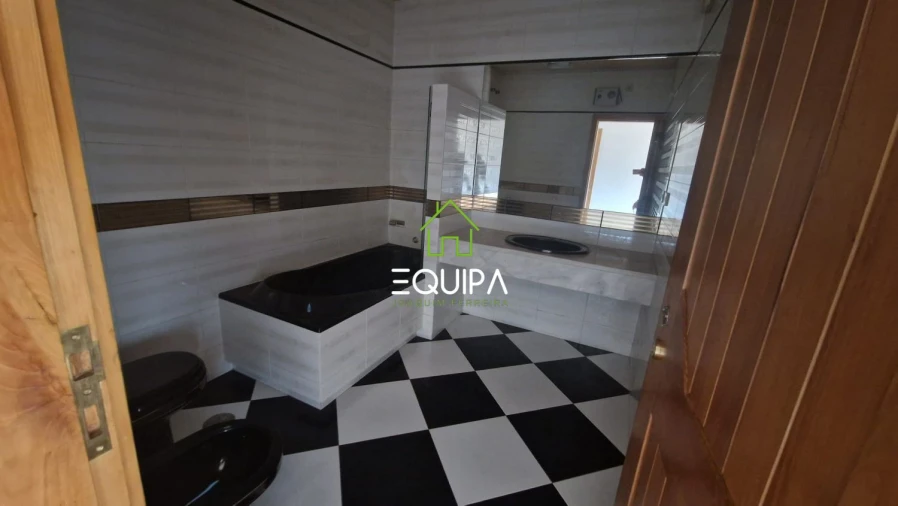 Moradia T4 para Venda em Azurem Foto 9