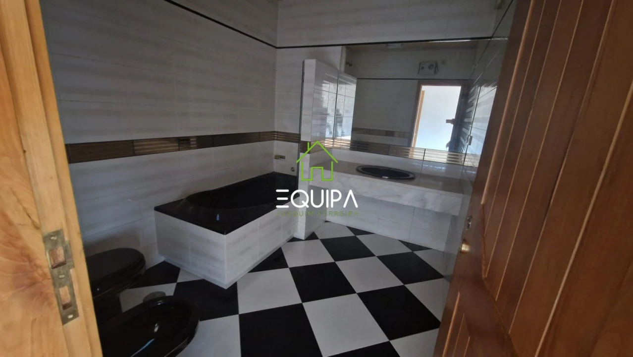 Moradia T4 para Venda em Azurem Foto 9