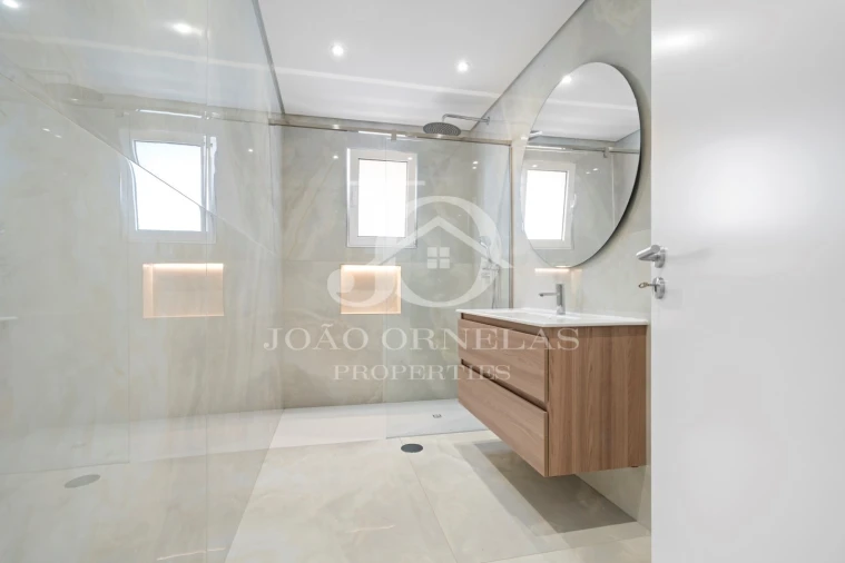 Moradia T4 para Venda em Funchal (Santa Maria Maior) Foto 21