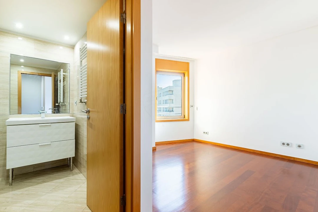 Apartamento T5 para Venda em Paranhos Foto 32