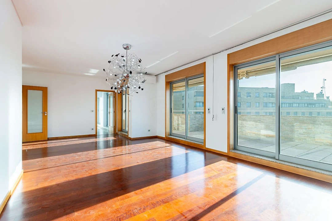 Apartamento T5 para Venda em Paranhos Foto 8