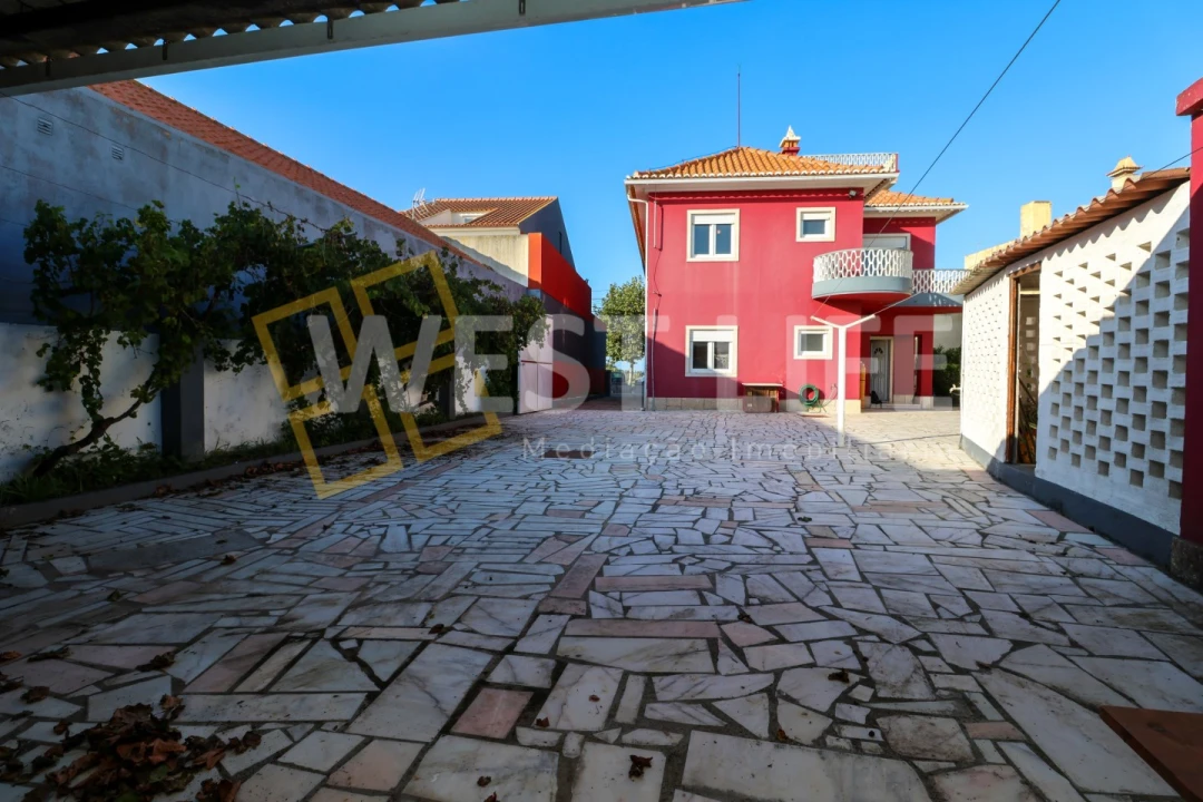 Moradia T5 para Venda em Encarnação Foto 22