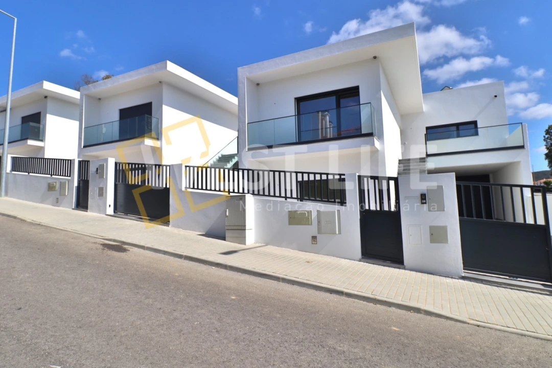 Moradia T3 para Venda em Santa Maria, São Pedro e Matacães Foto 1