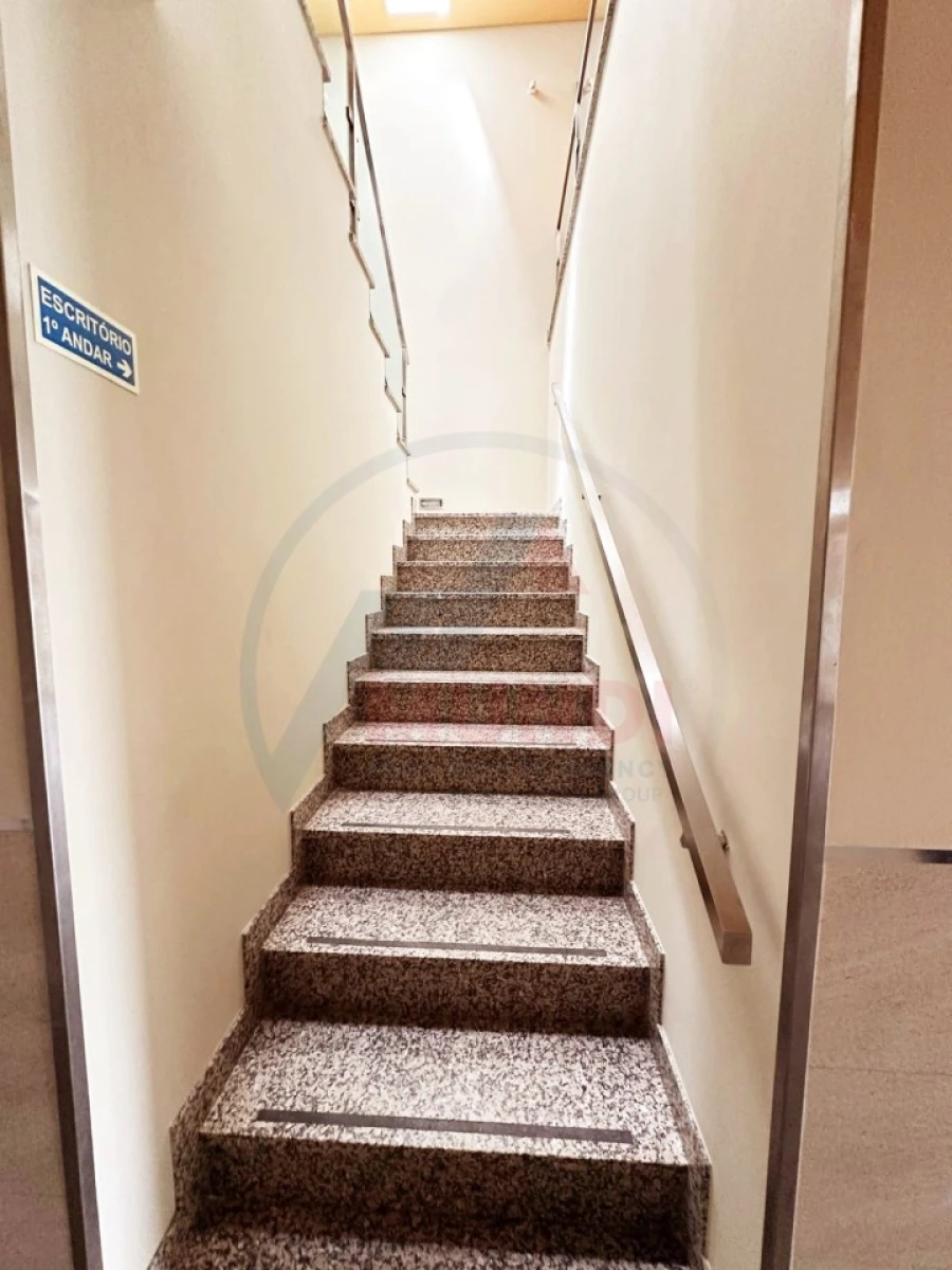 Prédio para Arrendamento em Covões e Camarneira Foto 3