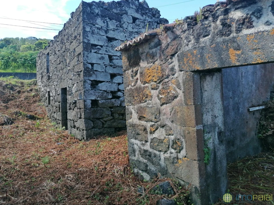 Moradia T2 para Venda em Capelo Foto 4