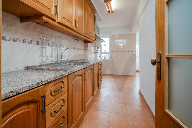 Apartamento T3 para Venda em Carnide Foto 2