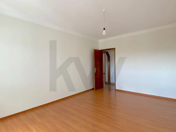 Apartamento T3 para Arrendamento em Algés, Linda-A-Velha e Cruz Quebrada-Dafundo Foto 10