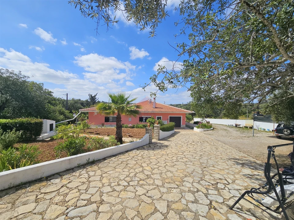 Moradia T0 para Venda em Santa Barbara de Nexe Foto 3