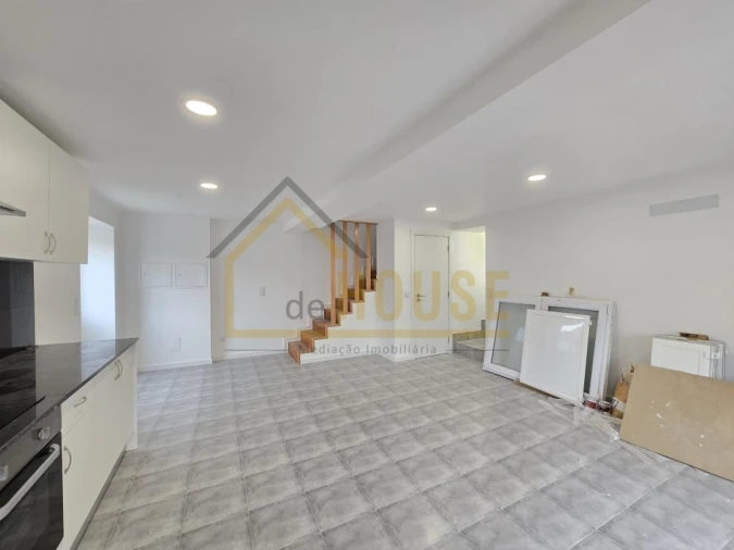 Moradia T3 para Venda em Miragaia e Marteleira Foto 4