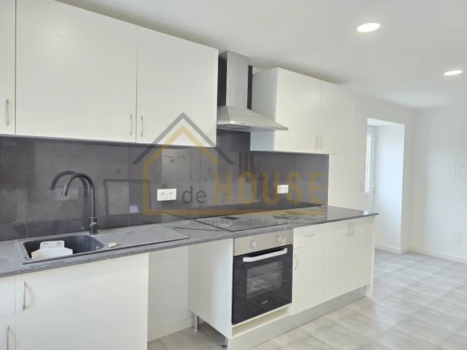 Moradia T3 para Venda em Miragaia e Marteleira Foto 5