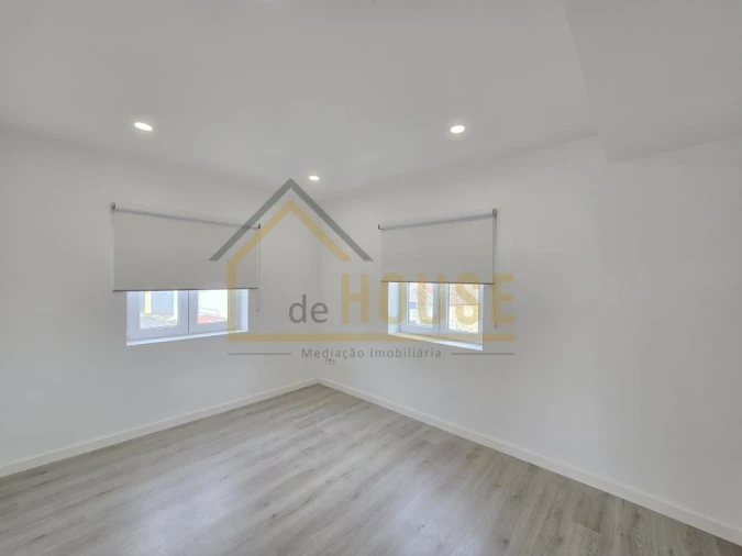 Moradia T3 para Venda em Miragaia e Marteleira Foto 8