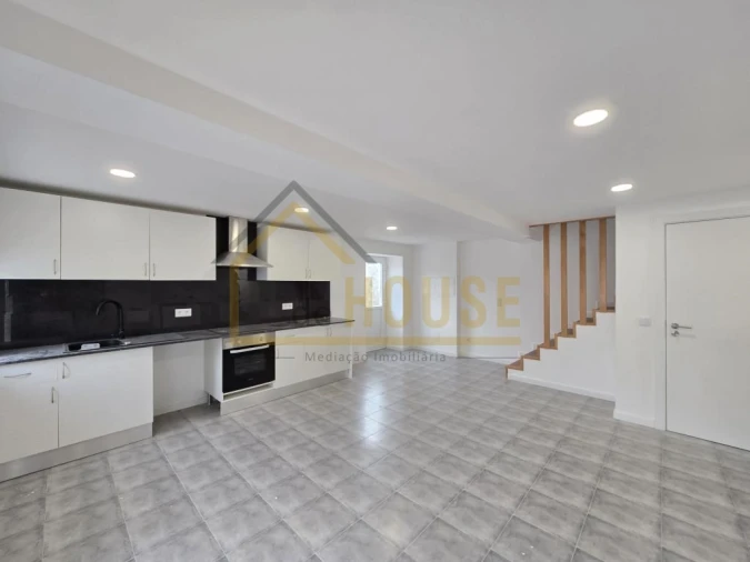 Moradia T3 para Venda em Miragaia e Marteleira Foto 1