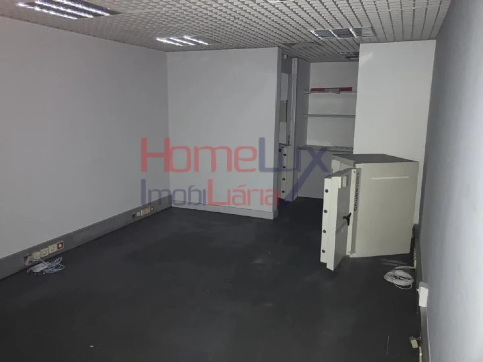 Loja para Venda em Cidade da Maia Foto 8