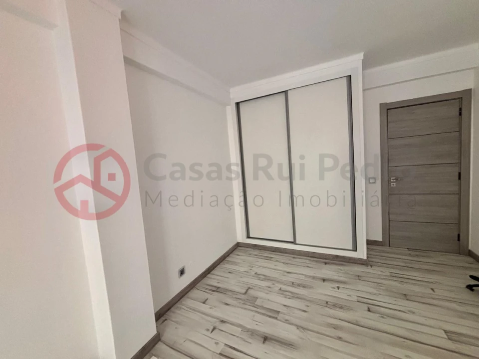 Apartamento T3 para Venda em Quelfes Foto 17