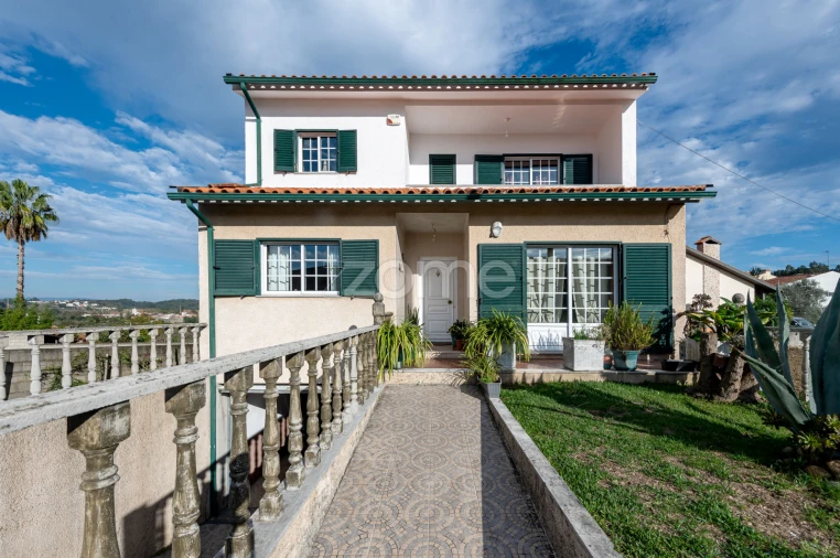 Moradia T4 para Venda em Travassô e Óis da Ribeira Foto 2