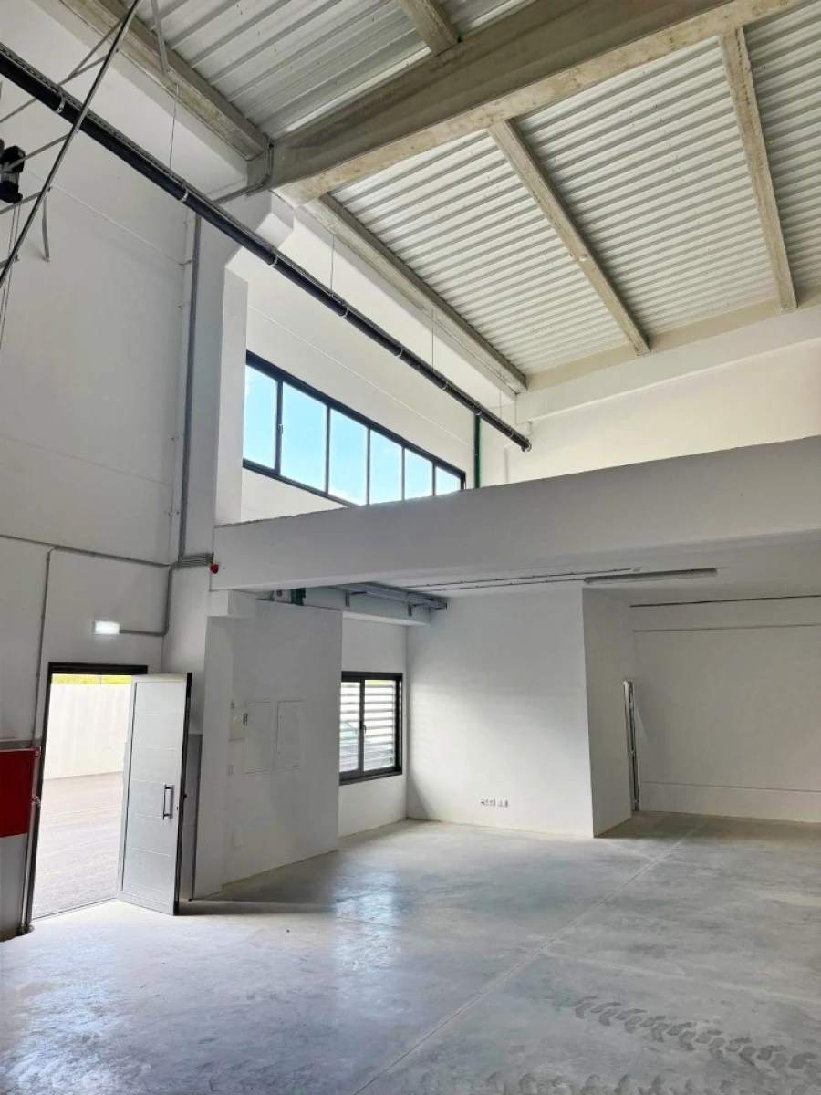 Armazém para Venda em Aver-O-Mar, Amorim e Terroso Foto 3