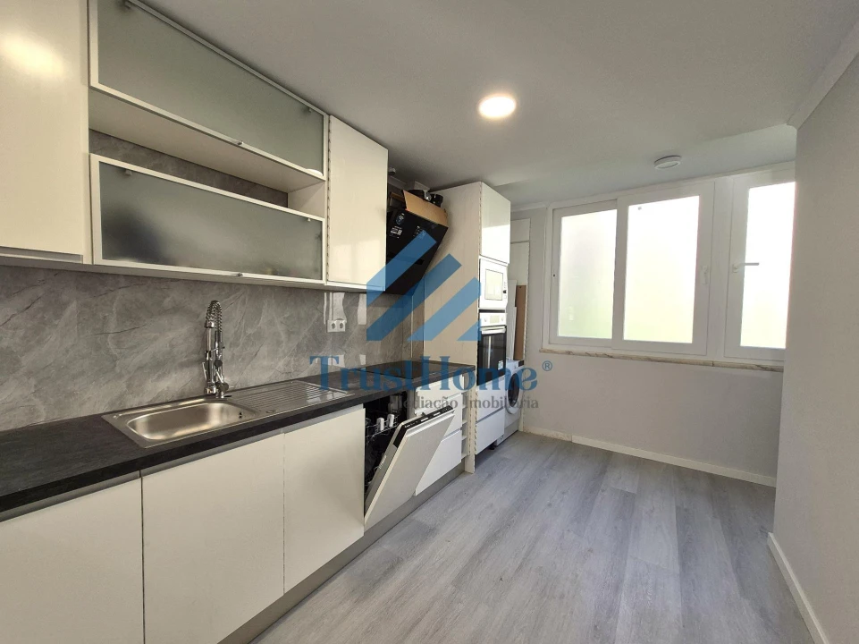 Apartamento T2 para Venda em Benfica Foto 2