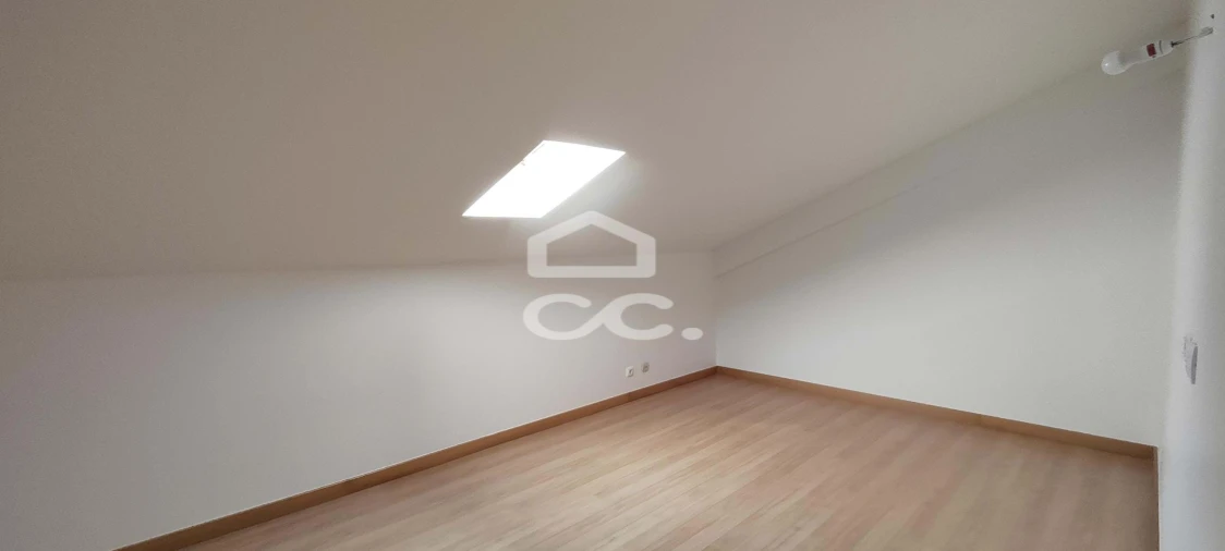 Apartamento T3 para Venda em Charneca de Caparica e Sobreda Foto 17